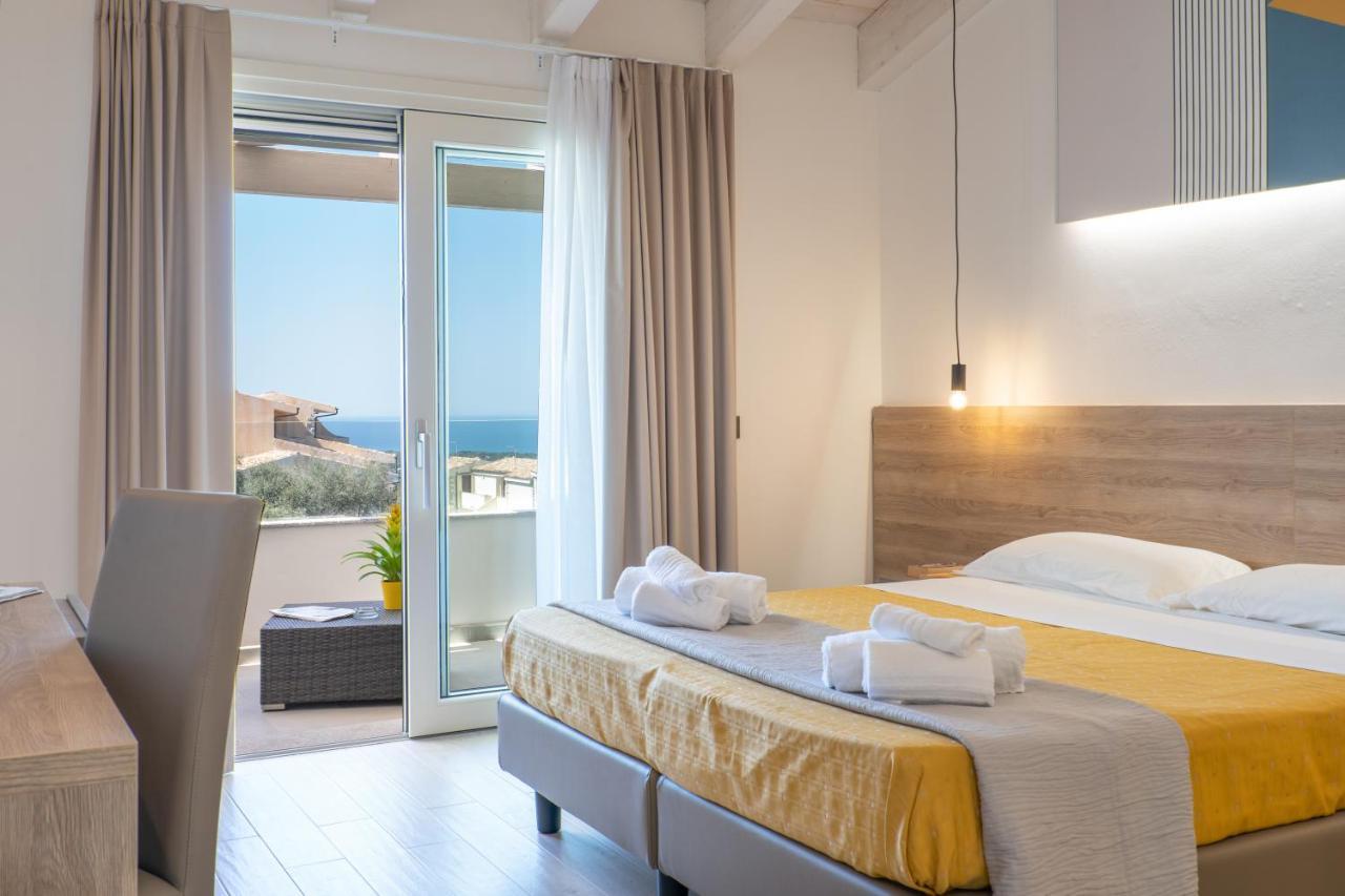 Horizon Hotel Badesi Eksteriør bilde